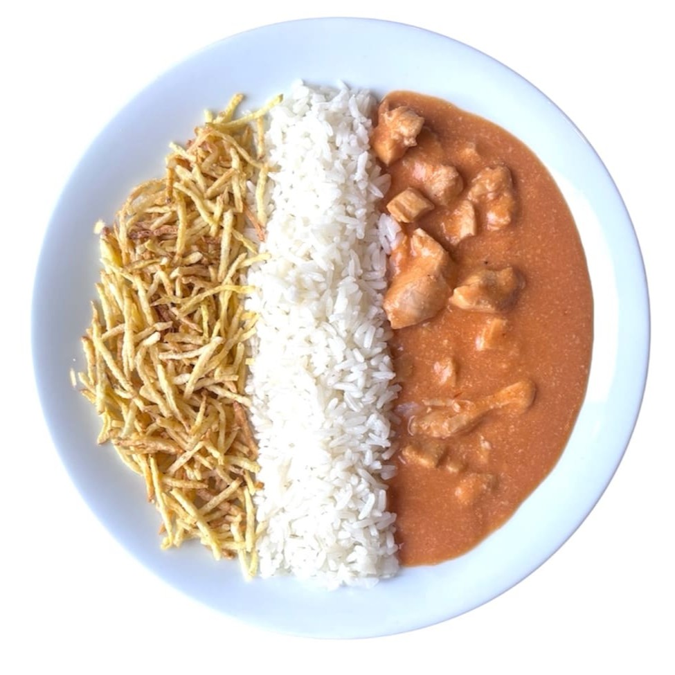 Acompanha arroz branco e batata palha.