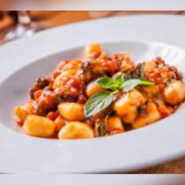 O 'Gnocchi (Nhoque) ao Molho do Chef Especial 400g' é uma deliciosa experiência culinária. Este prato, pertencente à categoria 'Gnocchi Molhos Tradicionais 400g', é composto por suaves e macios nhoques, regados com nosso exclusivo molho à Bolonhesa, uma obra-prima gastronômica que combina perfeitamente com o sabor irresistível do queijo derretido. A receita é enriquecida com um delicioso molho de calabresa e pedaços de bacon crocantes, proporcionando uma experiência de sabor única e inesquecível. Está disponível em porções de 400g, 500g e 800g para se adequar ao seu apetite.
