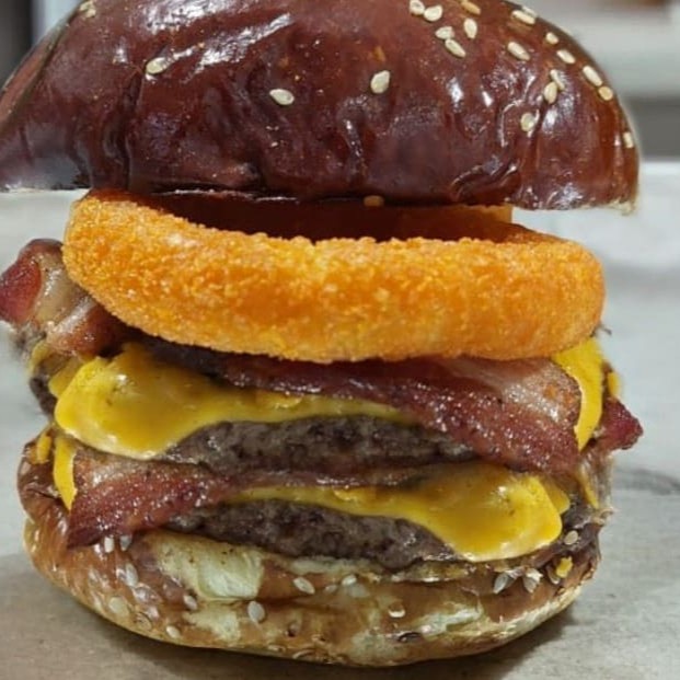 100g de blend angus especial com anéis de cebola empanados, tiras de bacon e cheddar, no pão prime mais macio e delicioso do mundo!