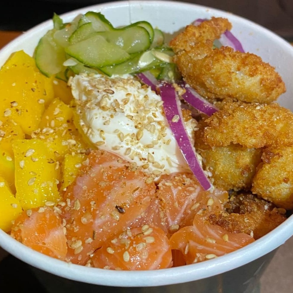 400g  Arroz, sunomono, salmão com gergilim, camarão crispy, manga, cream cheese, cebola roxa