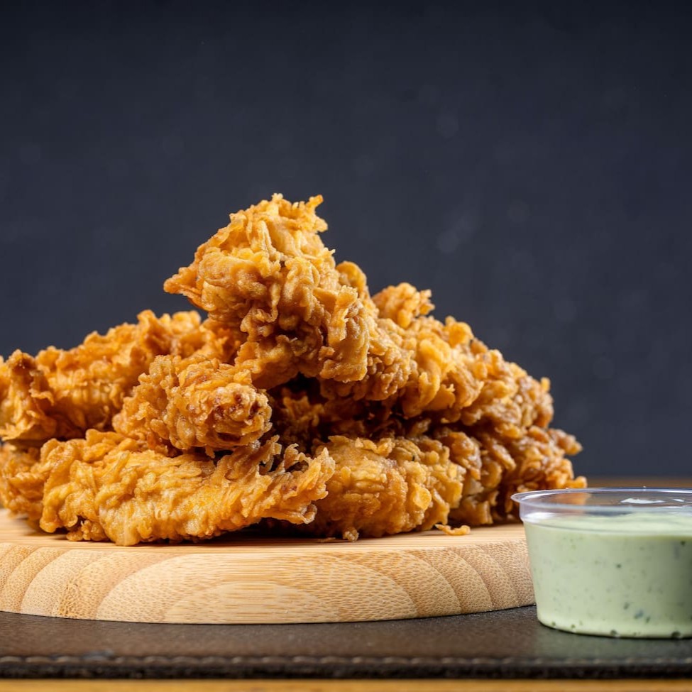 6 unidades de filezinho crispy, super crocantes por fora e suculentos por dentro. Temperados na medida certa e servidos bem quentinhos. Acompanha 1 pote de molho Grátis pra mergulhar e se deliciar.