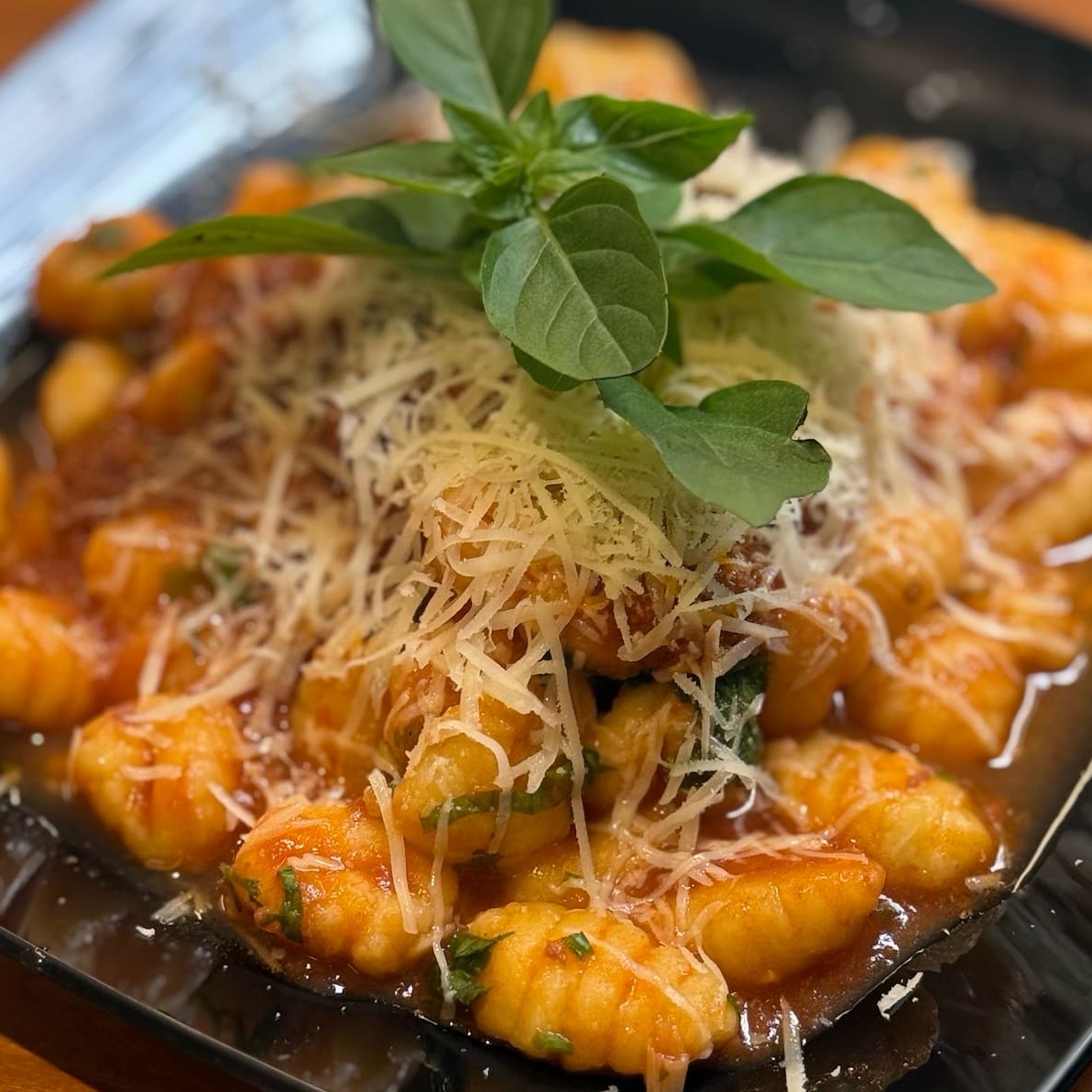 Escolha Sua Massa E Seu Refri!                      Promo do Dia – Molho à Bolonhesa Hoje tem sabor especial: nosso clássico molho à bolonhesa, feito com carne selecionada e cozido lentamente, agora com preço exclusivo no . Corre! Tradição italiana com desconto imperdível – peça já e surpreenda-se!   Macarrão à bolonhesa, espaguete, talharim, massa artesanal, comida italiana, jantar, almoço, comfort food. Peça já • Oferta imperdível • Só hoje no  • Delícia com desconto • Aproveite agora