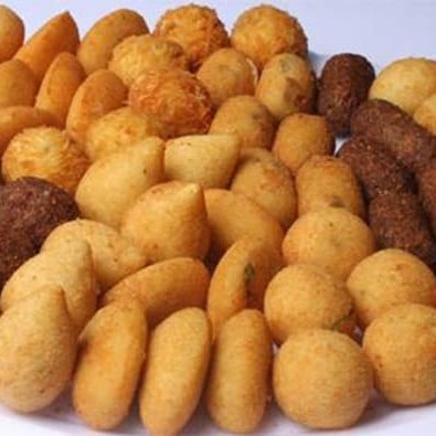 Delicie-se com 20 unidades de nossos irresistíveis salgadinhos, fritos na hora para garantir a crocância perfeita! Oferecemos uma variedade de sabores para agradar a todos os paladares. Escolha entre a clássica coxinha, a suculenta bolinha de queijo, o delicioso queijo com presunto, o saboroso enroladinho de salsicha, o exótico kibe, ou o sofisticado risole de camarão. A seleção pode ser mista ou focada em seu sabor de preferência, conforme a disponibilidade de nosso cardápio. Uma porção perfeita para compartilhar ou para saborear sozinho!