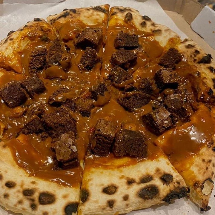 Doce de leite, brownie e flor-de-sal. Pizza artesanal, fermentada por 100 horas, com molho feito 100% com carinho e ingredientes naturais, livre de industrializados e aditivos.
