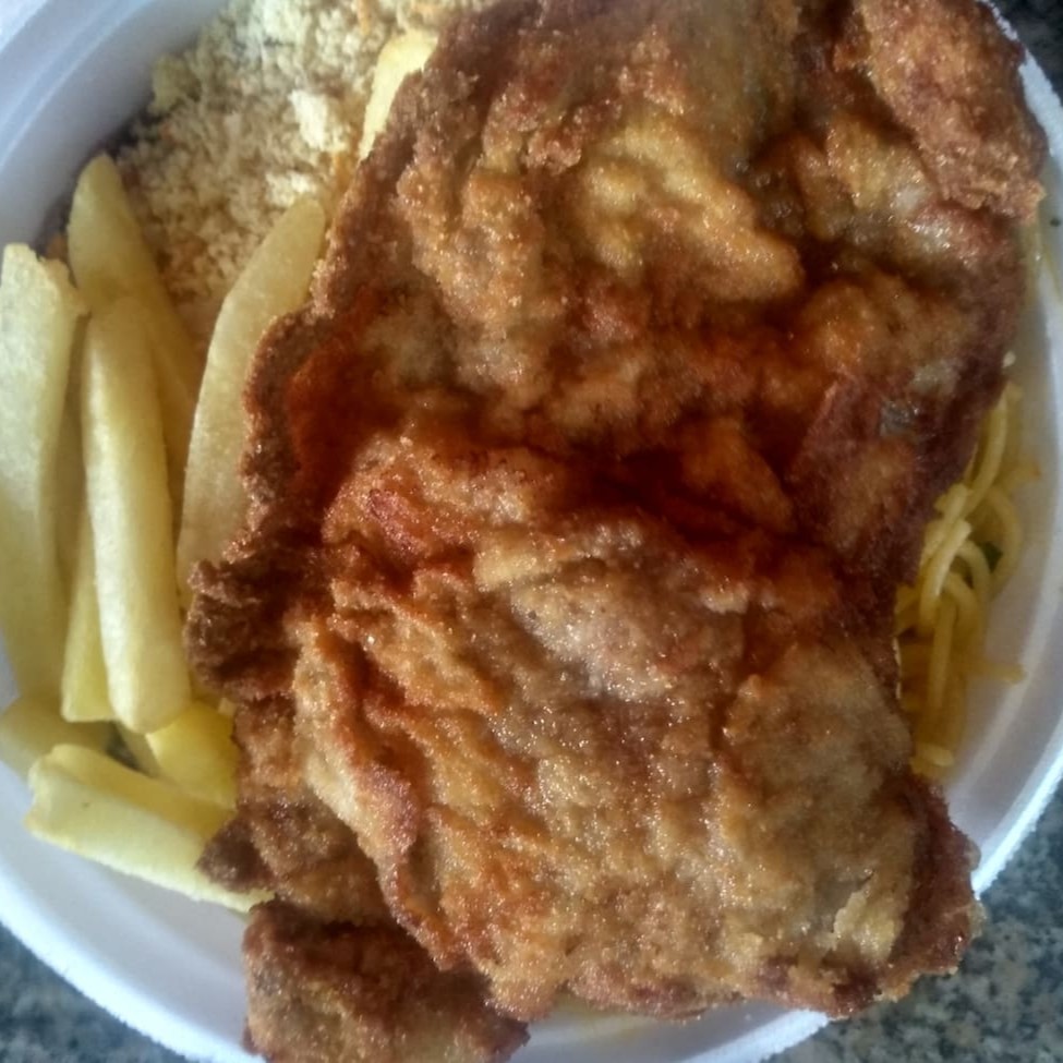 Feijão, arroz, macarrão, farofa e batata frita.