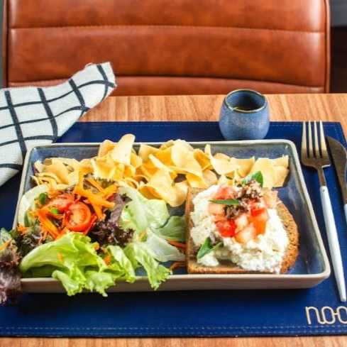 Mix de queijos (muçarela + brie), tomate confit e manteiga de ervas