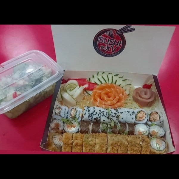 5 sashimi salmão  5 sashimi peixe branco  5 sashimi atum 2 sashimi kani 10 filadelfia  10 hot filadelfia  10 uramaki skin  1 mini sunomono   Obs: não colocamos gengibre e wasabi nos pedidos, caso queria que vá coloca na descrição, caso queria maior quantidade adicional. Combos maiores tem tempo de entrega maior. Atencão: não trocamos peças de combos.  Todos combos vão com um kit porém não obrigatório! Contém: 2 hashi, 3 sachê shoyu, 1 sachê tare, 1 nozuko, 1 teriak artesanal 30 ml.  Alguma intercorrências entrar em contato com número da loja! Ps: não costumamos responder chat.
