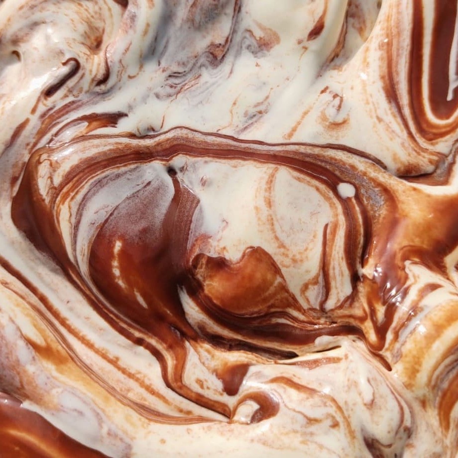 O famoso chocolate Kinder Bueno, desconstruído, em sua melhor versão de sorvete artesanal,  com o  sorvete inconfundível de chocolate branco, mesclado com uma deliciosa calda de chocolate Kinder.  -_*