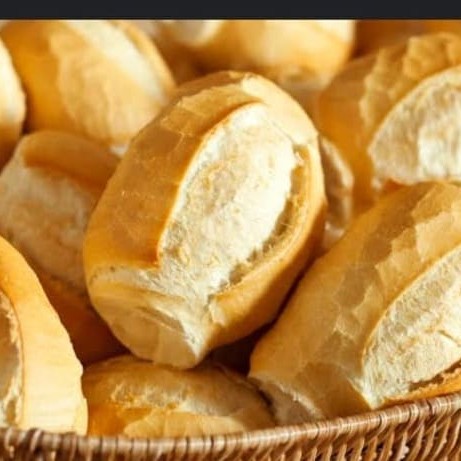 Aproveite a nossa super promoção e saboreie o tradicional Pão Francês. Sempre quentinho, com uma crosta perfeitamente crocante por fora e um interior deliciosamente macio, é perfeito para todas as horas do Dia. Cada unidade é preparada com cuidado e atenção, garantindo a qualidade que você merece. Não perca essa oportunidade de desfrutar do pão mais amado do Brasil com um preço incrível!