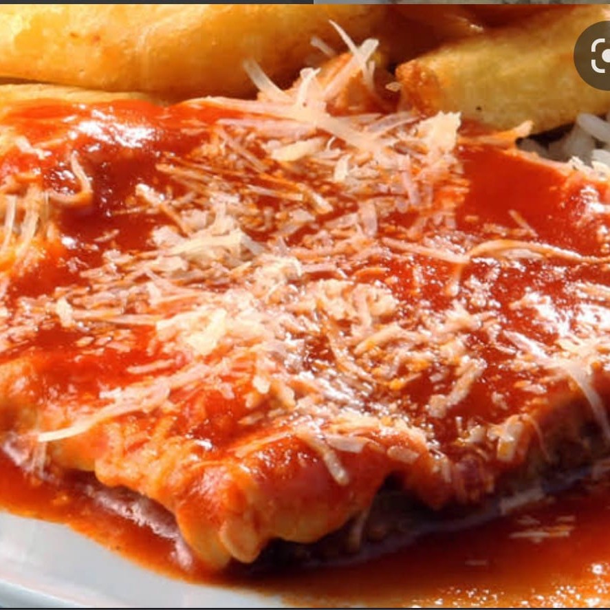 Meia porção de Parmegiana de Frango acompanhado de meia porção de arroz , meia porção de batata frita, molho e farofa.