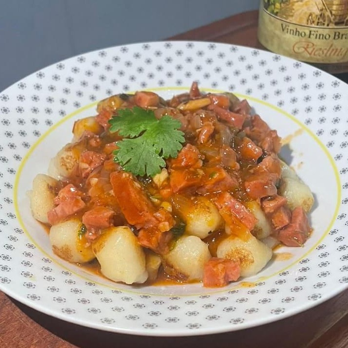 Delicie-se com nosso Gnocchi (Nhoque) ao Molho de Calabresa, um prato digno de 'Molhos Tradicionais'. Apresentando uma generosa porção de 400g (200g de massa + 200g de Molho), este prato consiste em macios e saborosos nhoques caseiros, envolvidos por um molho robusto e intensamente saboroso, preparado com a autêntica linguiça calabresa. O equilíbrio perfeito entre a suavidade do gnocchi e o sabor vibrante do molho de calabresa fará você se apaixonar à primeira garfada. Uma experiência gastronômica verdadeiramente inesquecível! #massa  #espaguete  #comida  #brasileira  #italiana  #point  #farfalle  #fettuccine  #talharim  #fusilli  #sucos  #polpa  #refrigerantes  #penne  #cupom  #marmita #pasta #nhoque #gnhocchi #capeletti  #ravioli  #massas frescas # #delivery #promoção #desconto #cupom #bebida #coca #spaghetti #janta #barato #gratis #frete #delicia