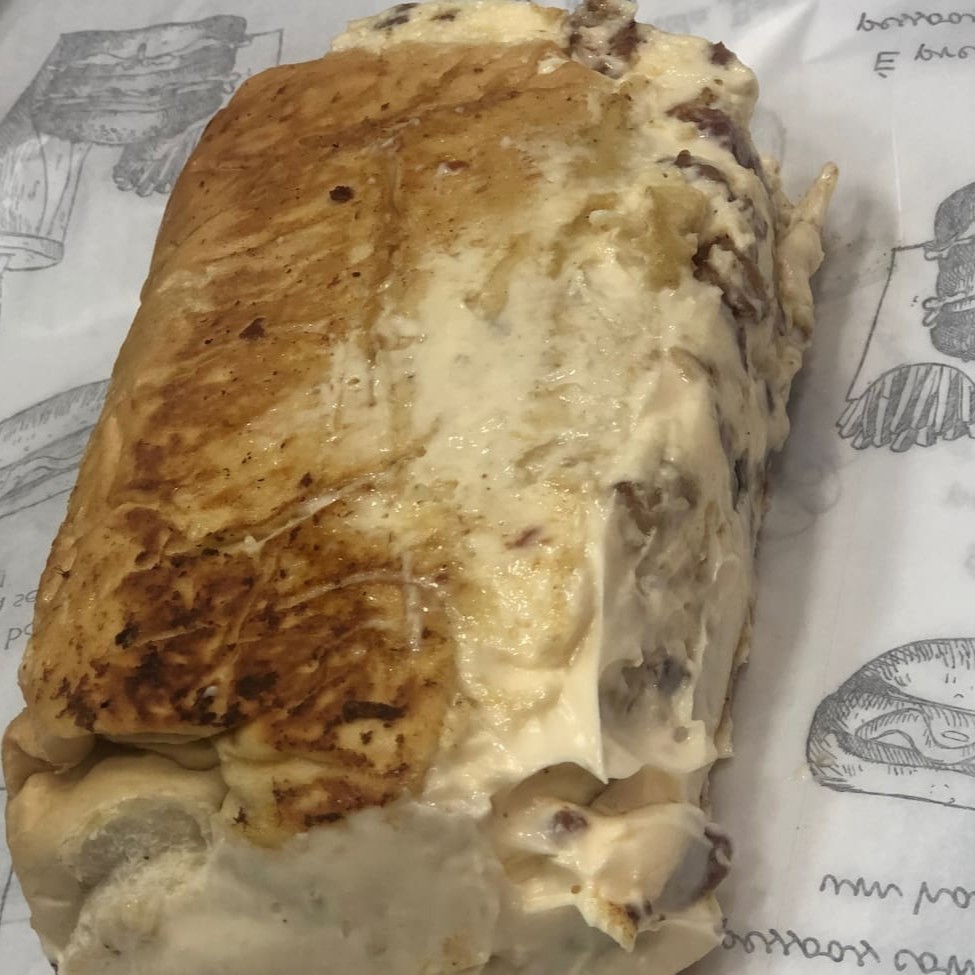 Todos acompanham: salsicha ou linguiça, tomate, cebola, milho, ervilha, maionese, mostarda e batata palha.