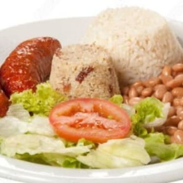 Delicie-se com o nosso suculento Linguiça Toscana acompanhado por um delicioso arroz, feijão cremoso e macarrão al dente. Para dar aquele toque especial, acrescentamos uma crocante farofa e um toque de frescor com alface e tomate. Nossa combinação única de sabores e texturas é garantia de uma refeição completa e saborosa que vai conquistar o seu paladar. Experimente agora!