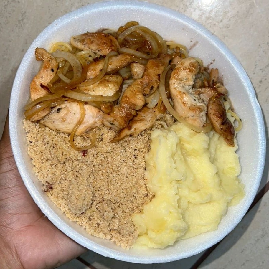 Arroz, feijão, macarrão e farofa