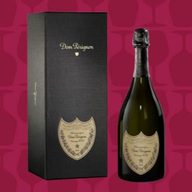 Dom Pérignon Blanc Vintage 750 ml Fazer “o melhor vinho do mundo” era o objetivo de Dom Pierre Pérignon quando assumiu a Abadia Beneditina de Hautvillers na região de Champagne na França em 1668. Ele dedicou sua vida em busca da perfeição e por isso ficou reconhecido como o criador das técnicas e da filosofia do champagne. Três séculos mais tarde essa filosofia continua na Maison Dom Pérignon com um vinho safrado e criado somente em anos de colheitas excepcionais. Hautvillers, Champagne, França.   Servir em uma taça de vinho branco.  Gelar a garrafa de 8c a 10