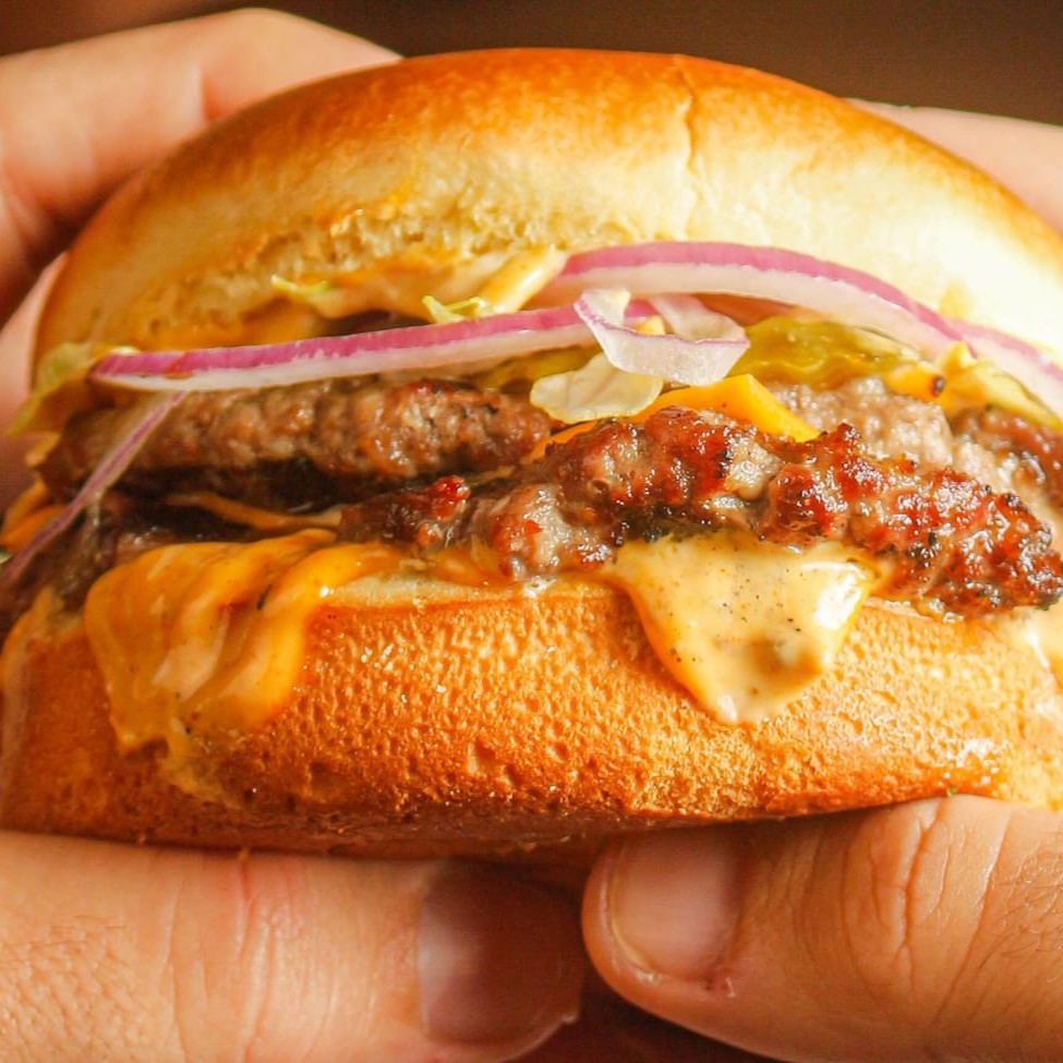 2 blends smash de 80g, com uma generosa camada de cheddar, molho especial, alface, cebola e picles!