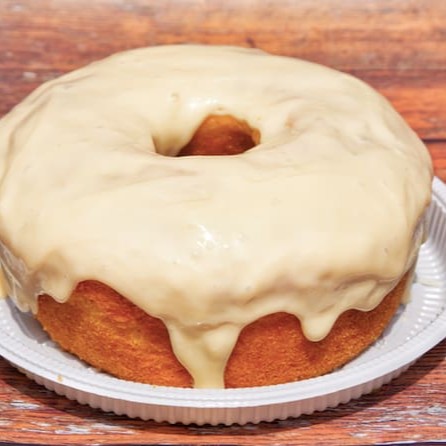 Delicioso bolo caseiro de 20 cm . Massa de leite , bem leve e fofinha  . Bastante cobertura e granulado ( opcionais pagos ) . Serve bem 8 pessoas.