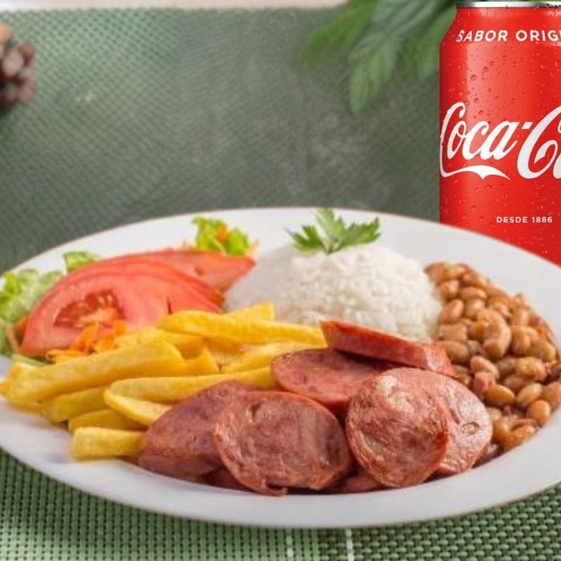 Deliciosa calabresa acebolada acompanhada com  fritas, arroz soltinho, feijão muito bem temperado e salada + uma Coca-Cola 250ml bem geladinha. Marmita G