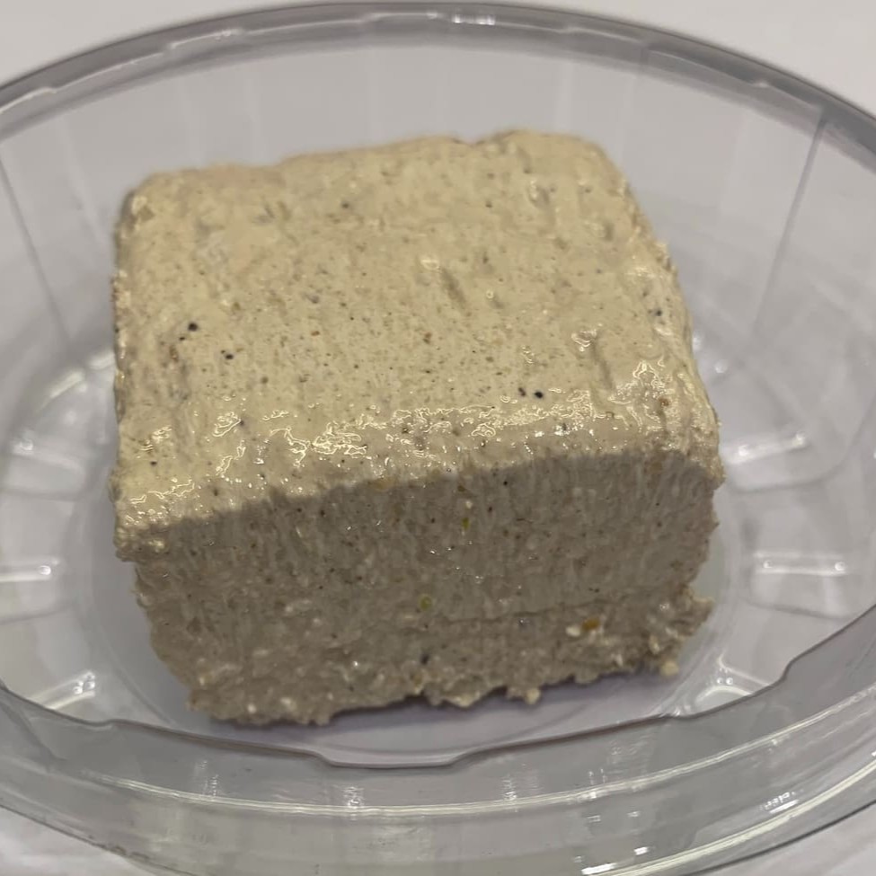 Doce Árabe de Gergelim Torrado, Mel e Baunilha: Uma iguaria extraordinária preparada com gergelim cuidadosamente torrado e moído, combinado com a doçura natural do mel e o toque suave de baunilha. Essa mistura é transformada em uma pasta que é uma verdadeira indulgência para o paladar, uma explosão de sabores que oferece uma experiência culinária autêntica e inesquecível.