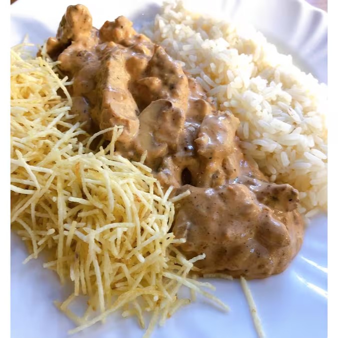 Strogonoff de Carne com arroz, batata palha ou batata Frita
