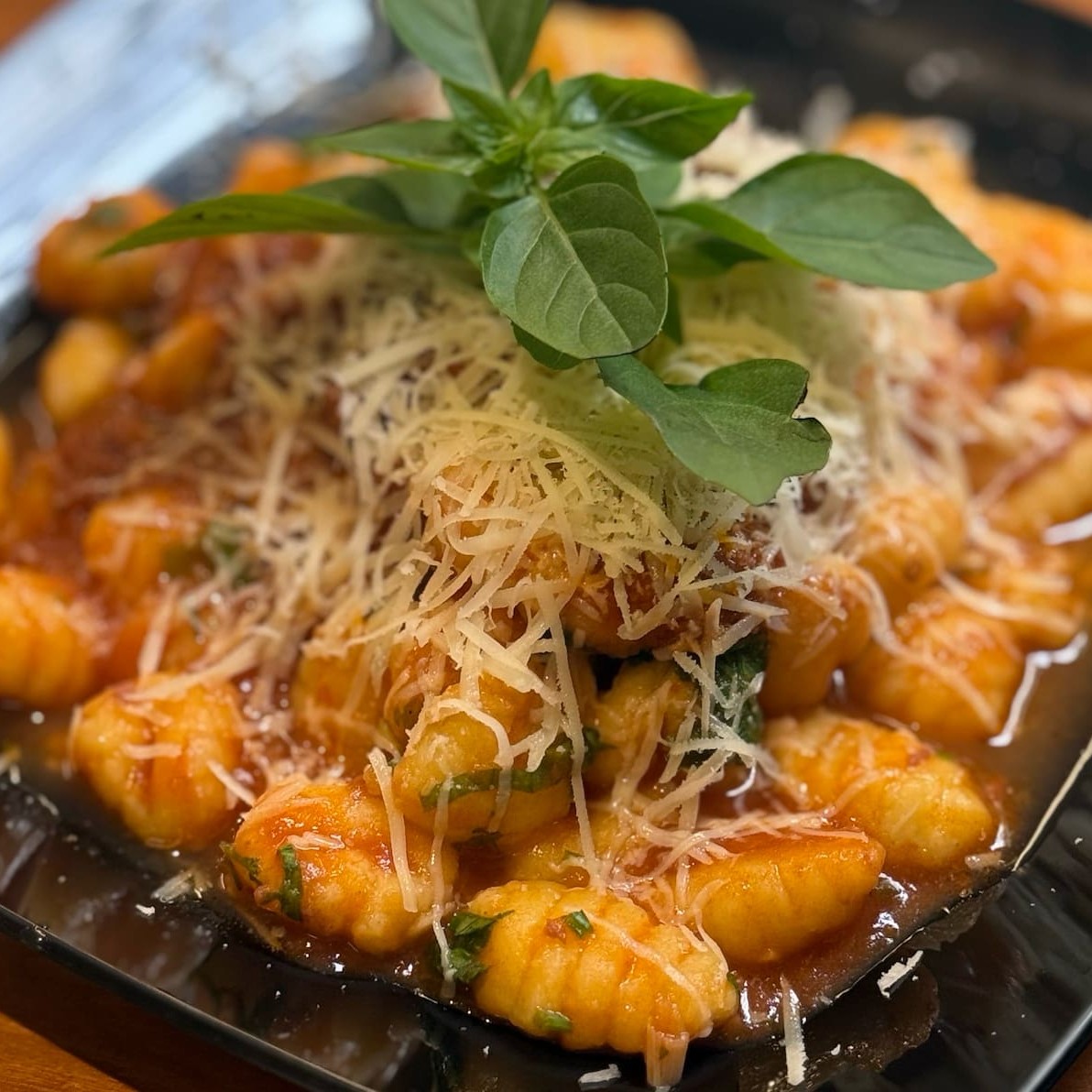 Clássico da culinária italiana! Massa fresca artesanal servida com nosso molho bolonhesa, preparado lentamente com carne moída selecionada, tomates suculentos e temperos especiais. Um prato saboroso, caseiro e irresistível.