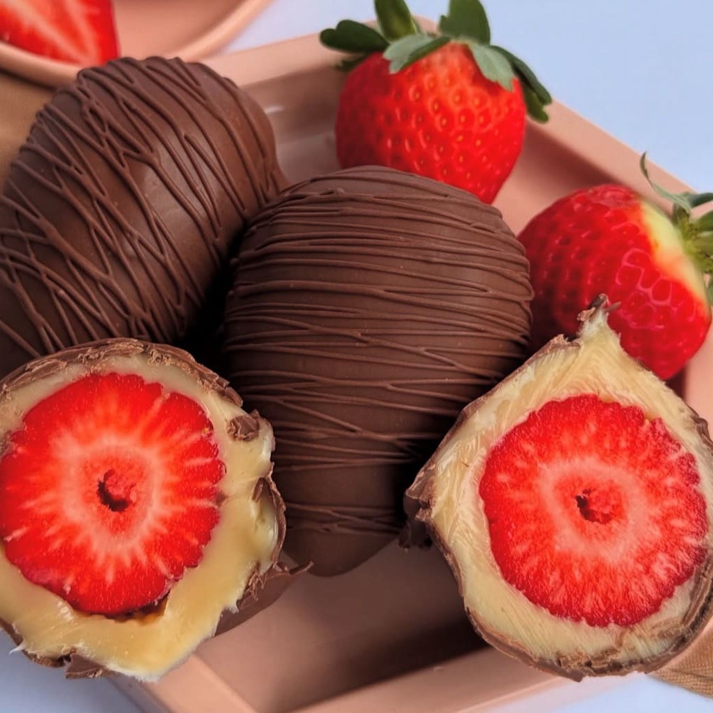 3 bombons de morango com recheio de brigadeiro de moça e um delicioso morango, com uma casquinha deliciosa de chocolate!