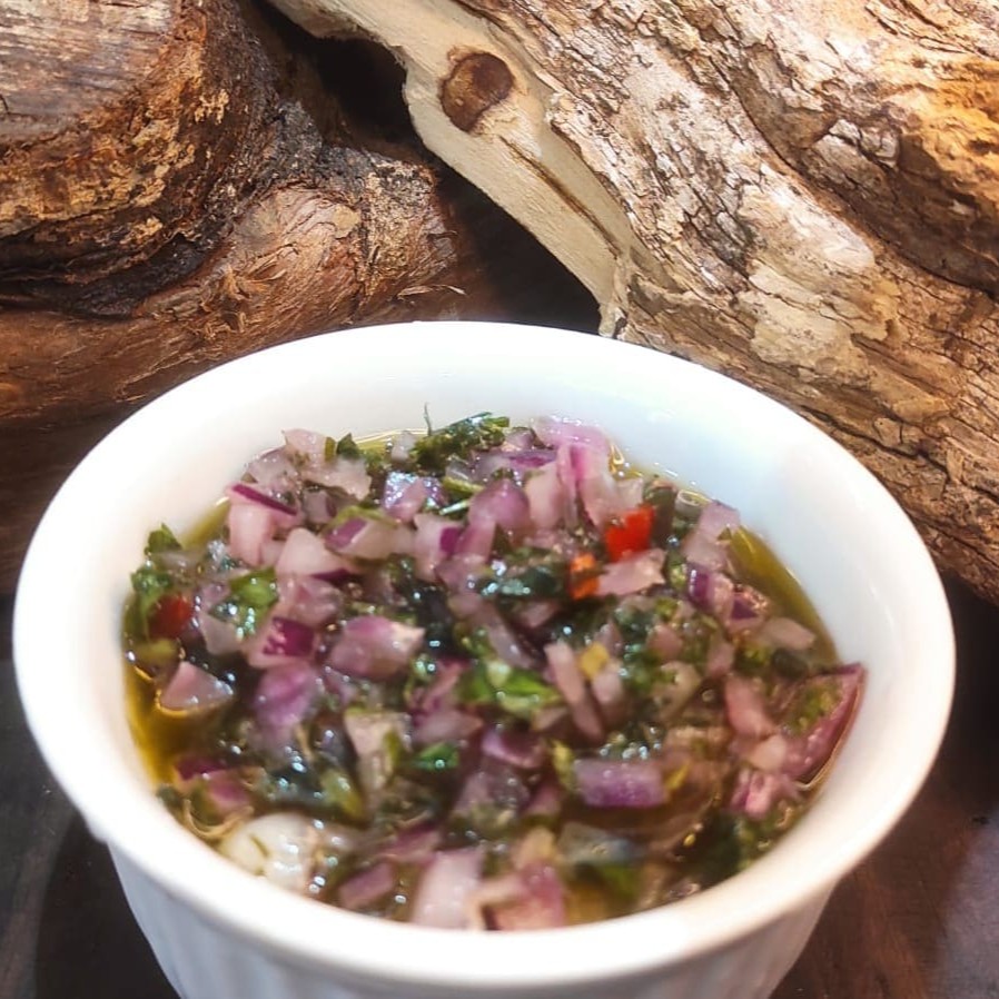 Cebola roxa, salsa, coentro, hortelã,  pimenta dedo de moça, limão e azeite