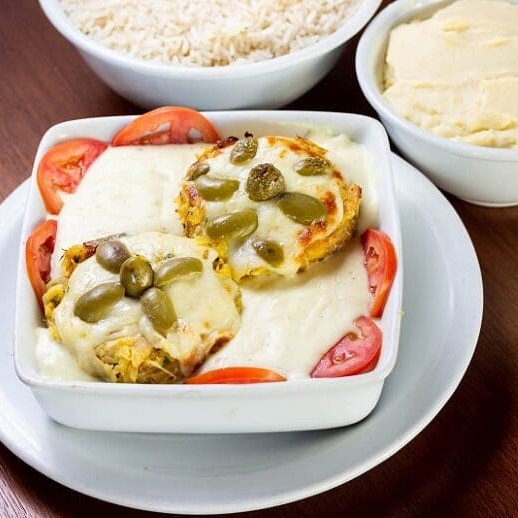 - bacalhau desfiado e refogado com azeite, cebola, noz moscada, laminas de batatas cozidas, molho branco, guarnecido com arroz branco e purê.