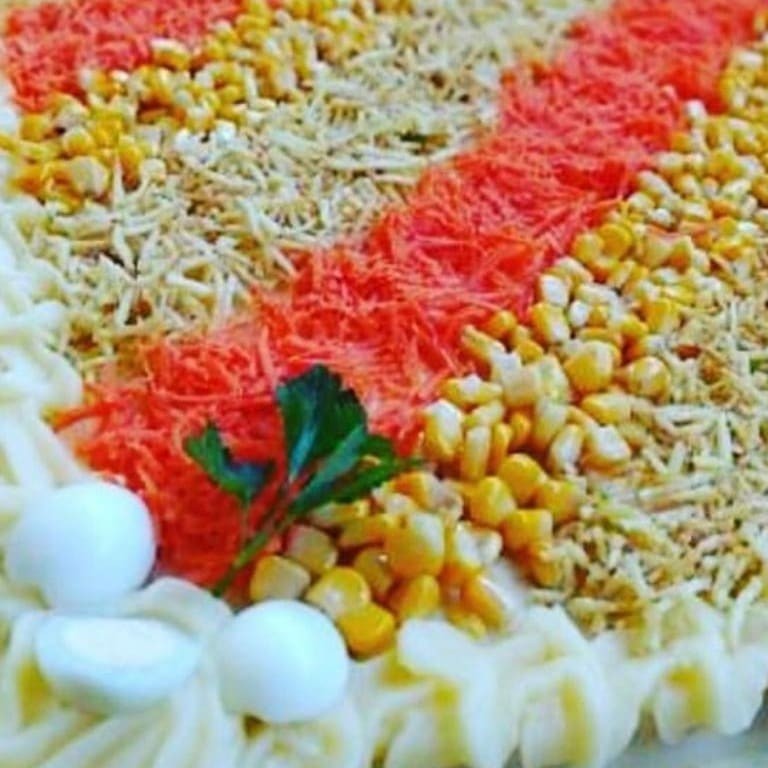 Torta salgada com recheio de frango, maionese, milho e batata palha. Serve 5 fatias. Torta Salgada Mini + Coca Cola Zero 2l