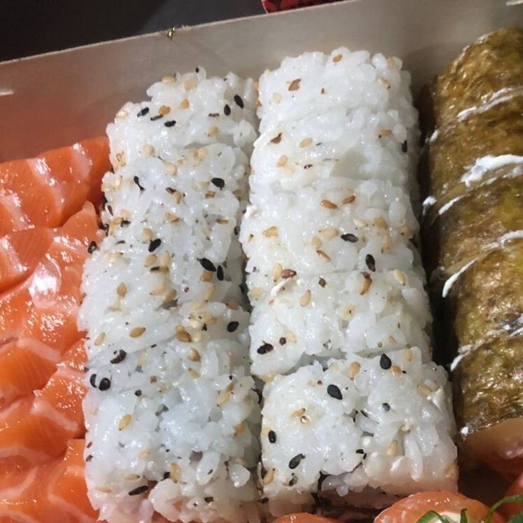 Sashimi salmão 10 Uramak salmão 10 Filadelfia salmão 10