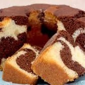 Delicioso bolo mesclado, meio baunilha e meio chocolate.