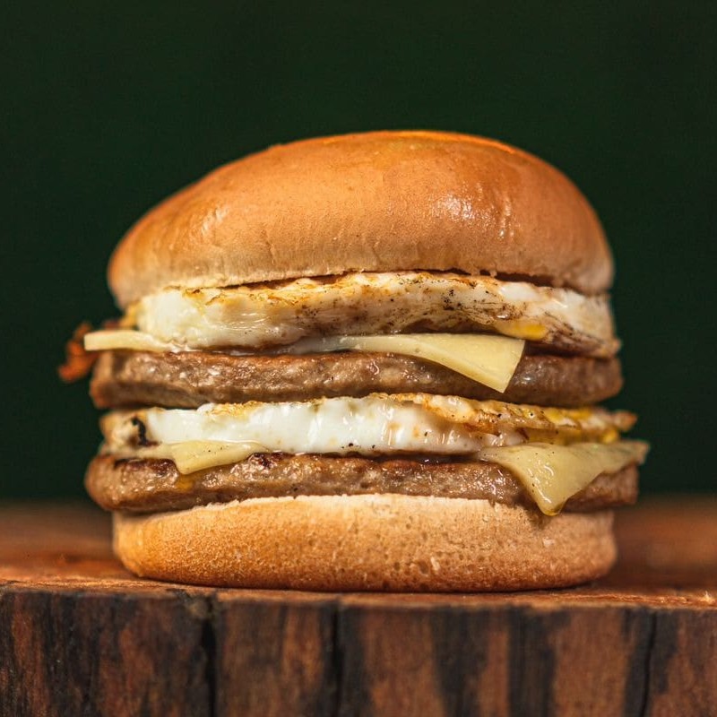 Pão, 2 carnes, 2 ovos, queijo, presunto, bacon, salada, milho, ketchup, maionese de alho, billy jack e batata palha