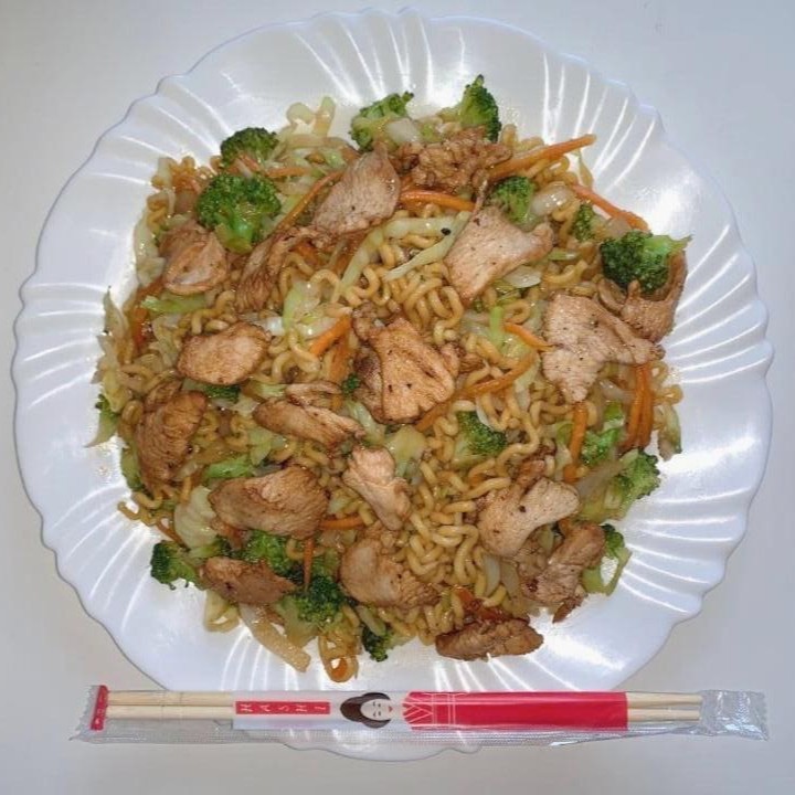 O melhor yakisoba de frango: macarrão, frango, cebola, cenoura e repolho.