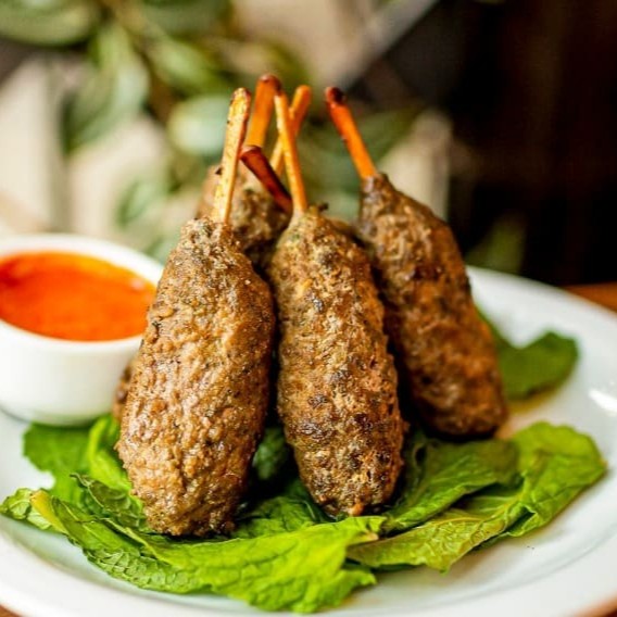 Acompanha um molho da casa