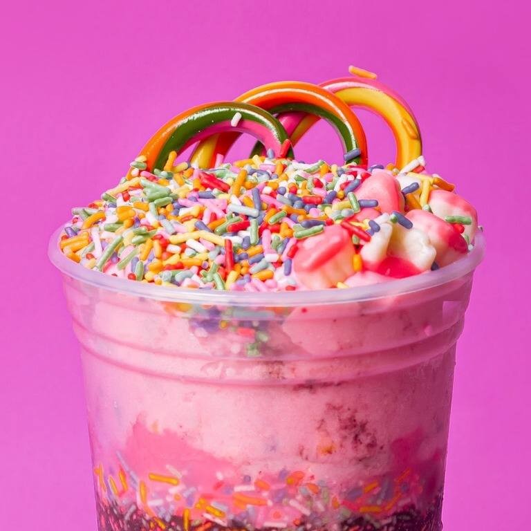 Combine diferentes sabores de sorvete com complementos e coberturas do seu jeito!