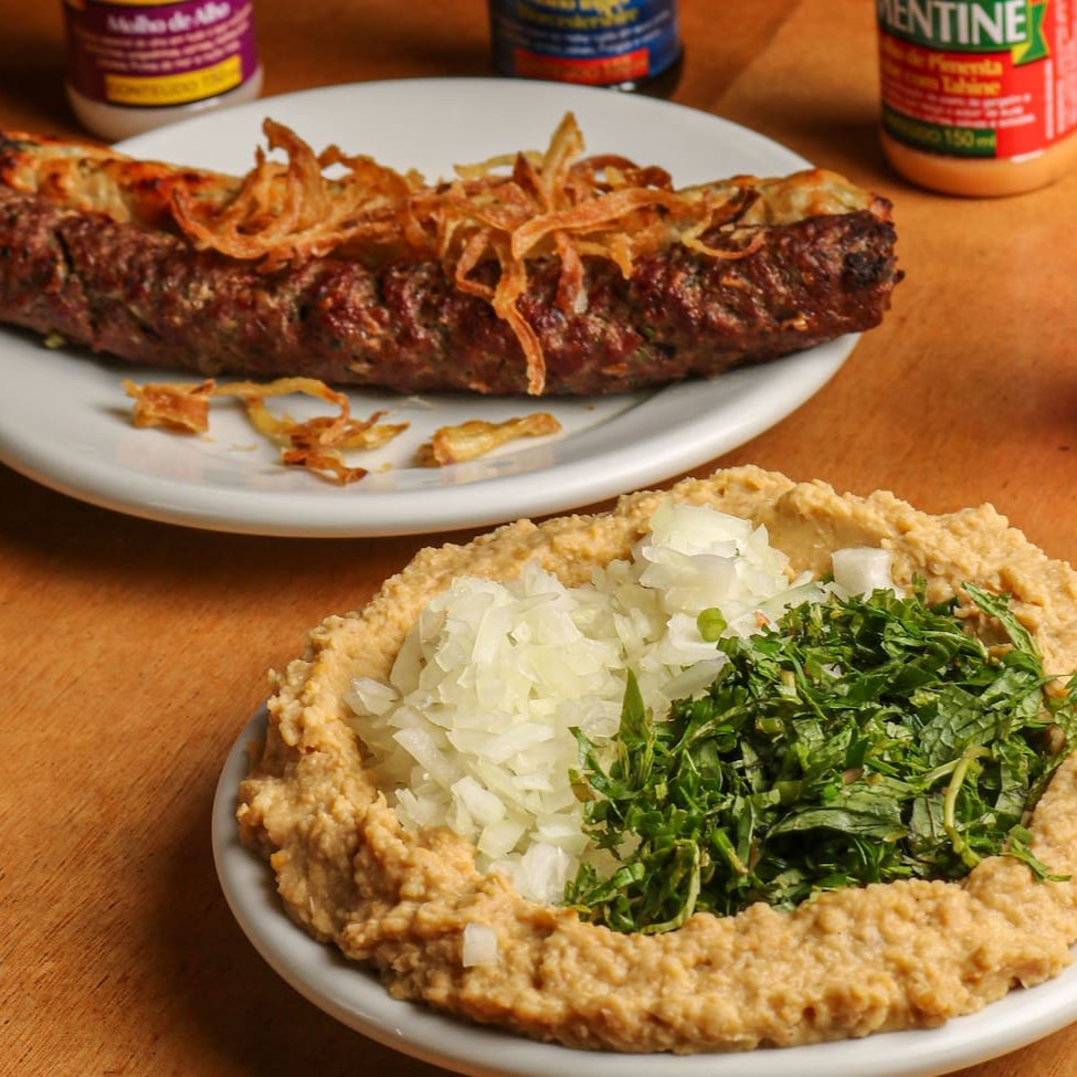 Meia porção de grão de bico homus + 2 kaftas no espeto (carne ou frango)