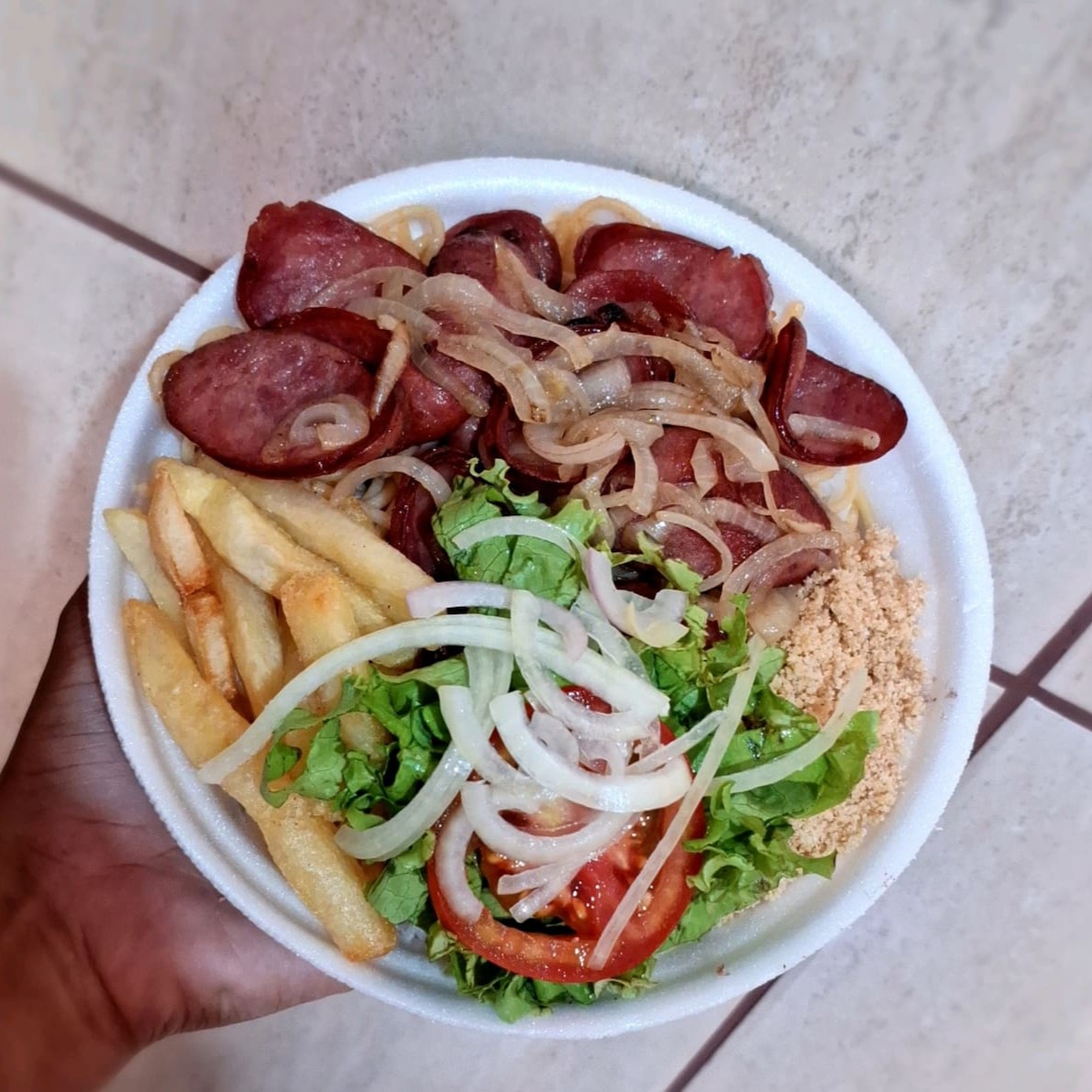 Arroz, macarrão, feijão, farofa, salada verde e batata frita