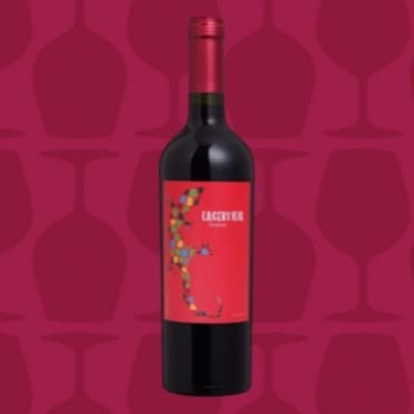 Região: Canelones / Uruguai  Uva: Tannat  Produtor: Braccobosca  Características olfativas Aroma intenso de chocolate com um toque de especiarias e florais.  Características gustativas Vinho bem equilibrado e redondo, sabor de chocolate com um toque de especiarias e florais.