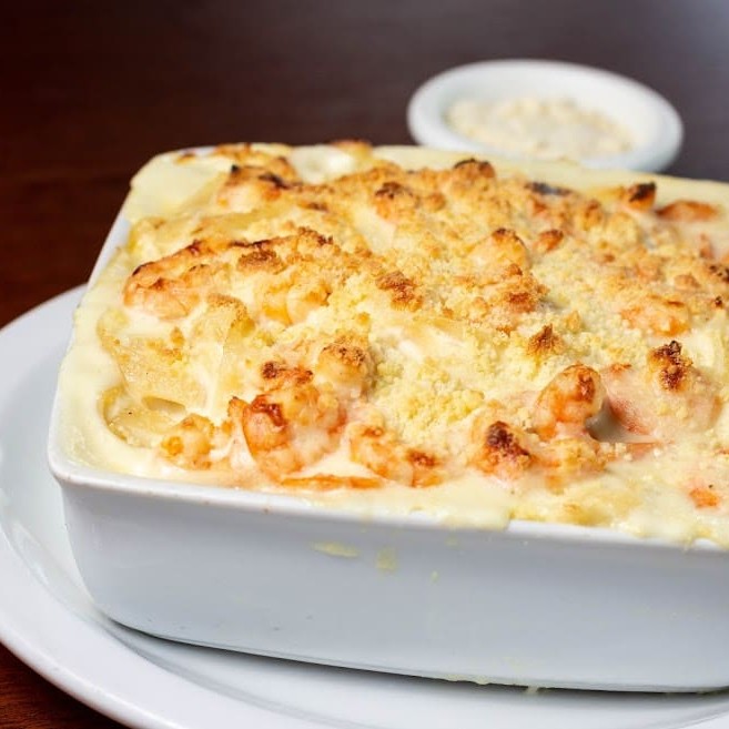 - massa artesanal, muçarela, camarão e molho branco.