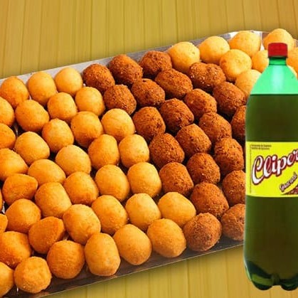 Sabores frango, queijo com presunto, queijo com alho, carne, kibe.