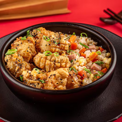 Frango suculento, coberto por um delicioso molho agridoce de laranja com um toque picante de pimenta, traz um equilíbrio perfeito entre doçura e intensidade. Acompanhado de um yakimeshi, o tradicional arroz frito japonês, cheio de sabor e frescor, ele complementa a experiência.