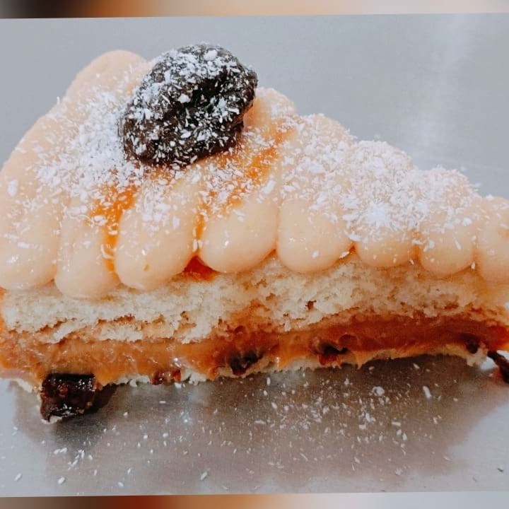 Delicioso bolo de massa branca com brigadeiro de doce de leite, compota de ameixa e finalizado com brigadeiro de coco, ameixa e coco ralado.