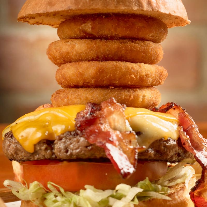 210g do saboroso hambúrguer stadium, maionese stadium, com queijo e uma rica mistura de onion rings, bacon, alface, tomate e picles. Acompanha batata frita 7mm.