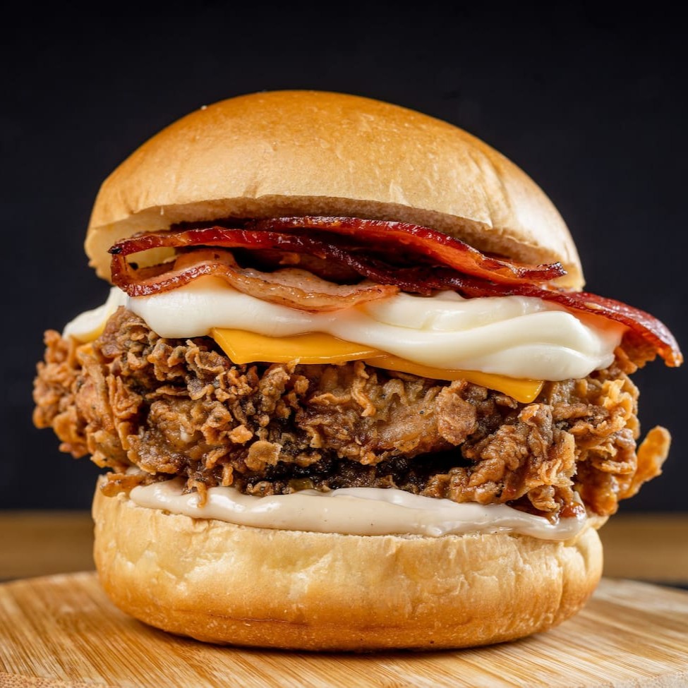 Filé de sobrecoxa crispy (ou 2 filezinhos de peito) com queijo cheddar, bacon crocante, molho grill e muito Catupiry Original, tudo abraçado no pão de brioche macio. Uma explosão cremosa e saborosa que vai conquistar seu paladar na primeira mordida!