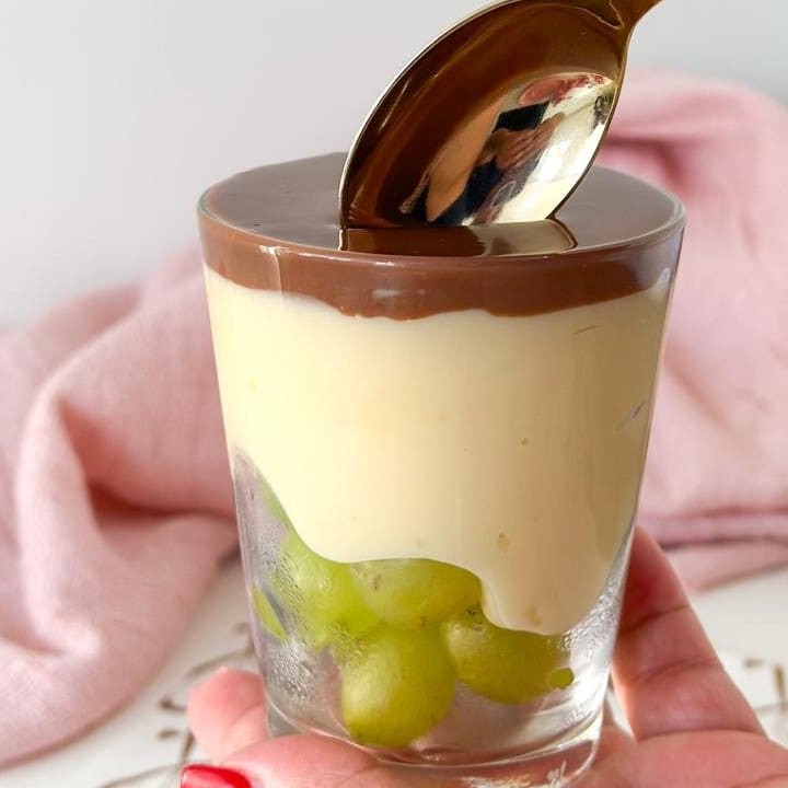 Creme Prismar cremoso, uva sem caroço e uma camada espetacular de chocolate bem cremoso.