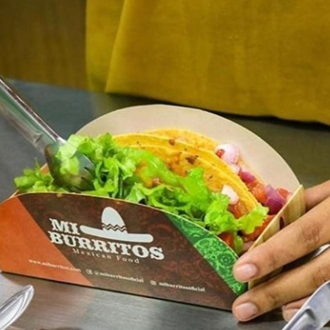 Delicioso recheio com a proteína de sua escolha, temperada, molho e alface, e tem mais um detalhe, a tortilha é crocante. Ingredientes vão separadamente para você montar na hora e não perder nada em qualidade. Primeiro coloque a proteína, depois o molho e por último o alface por cima, dando um toque de saúde ao seu taco