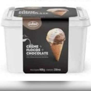 Reviva as memórias nostálgicas do clássico Napolitano com um toque inovador! Introduzimos uma deliciosa variante, substituindo o morango pelo irresistível sorvete de flocos. O resultado é a harmoniosa e indulgente combinação: Creme + Flocos + Chocolate. Este trio de sabores, perfeitamente equilibrado, agrada aos paladares mais exigentes e promete uma verdadeira explosão de sabor a cada colherada. Ideal para saciar os desejos de doces, nosso pote de 2 litros é perfeito para compartilhar momentos doces com amigos e família. Experimente!