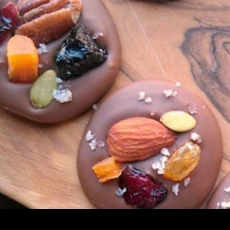 Chocolate derretido, com frutas cristalizada e nozes, amêndoas