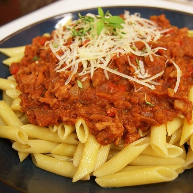Descubra o nosso Penne à Bolonhesa. Esse prato, cativa com sua perfeita simbiose entre o penne meticulosamente cozido al dente e uma carne bovina suculenta e meticulosamente temperada, imersa em um autêntico molho bolonhesa. O toque final de queijo derretido agrega uma camada adicional de sabor e textura, tornando a experiência gastronômica intensamente deliciosa e absolutamente irresistível. Prepare-se para uma aventura culinária que irá seduzir seu paladar. Saboreie e apaixone-se!