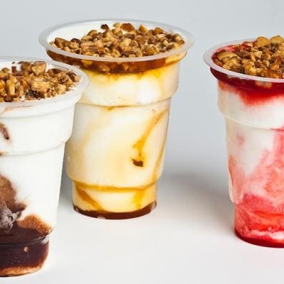 Sundae Especial do Sorvete Itália!  Chocolate, caramelo ou morango: escolha um sabor e transforme seu Dia com os nossos deliciosos sundaes!